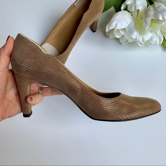 Vaneli Shoes - Vaneli | Tan Scalloped Heels size 9